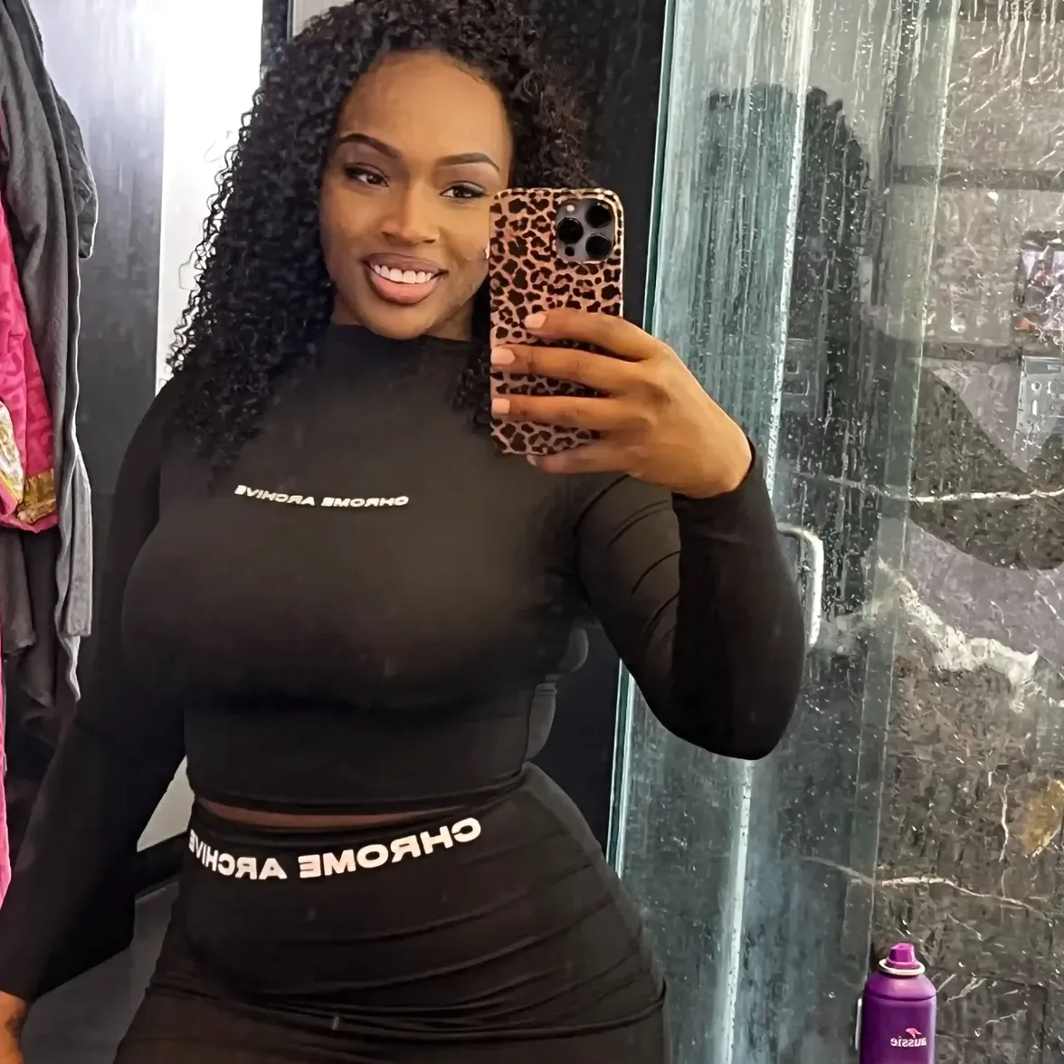fineassbina black queen video call page